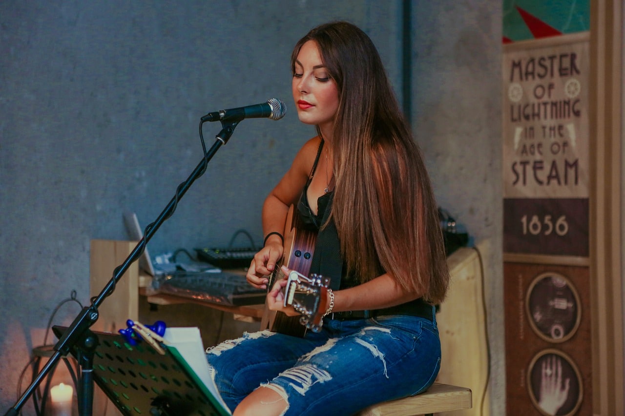 Aprender inglés en Texas - ¿Interpretar canciones me ayuda a mejorar mi nivel de inglés?