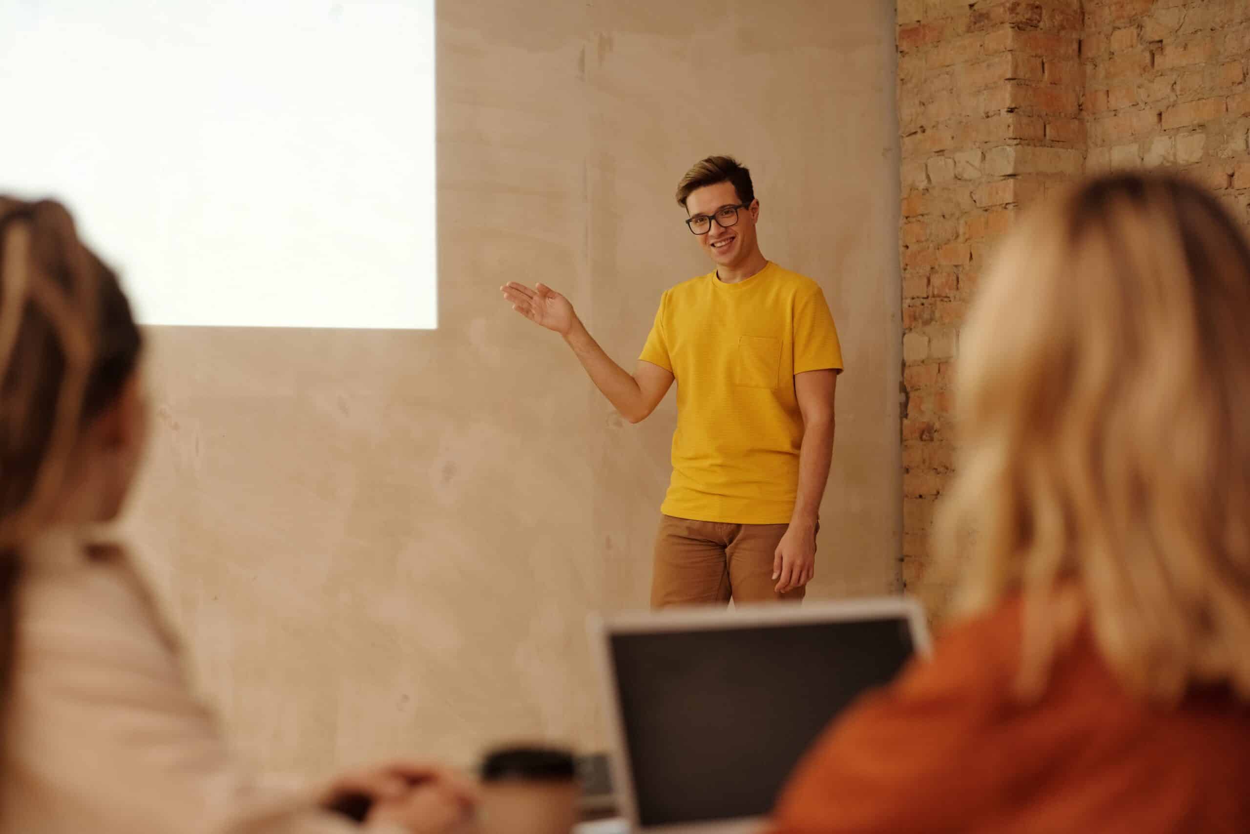 ¿Cómo mejorar mi nivel de inglés hablando en público?